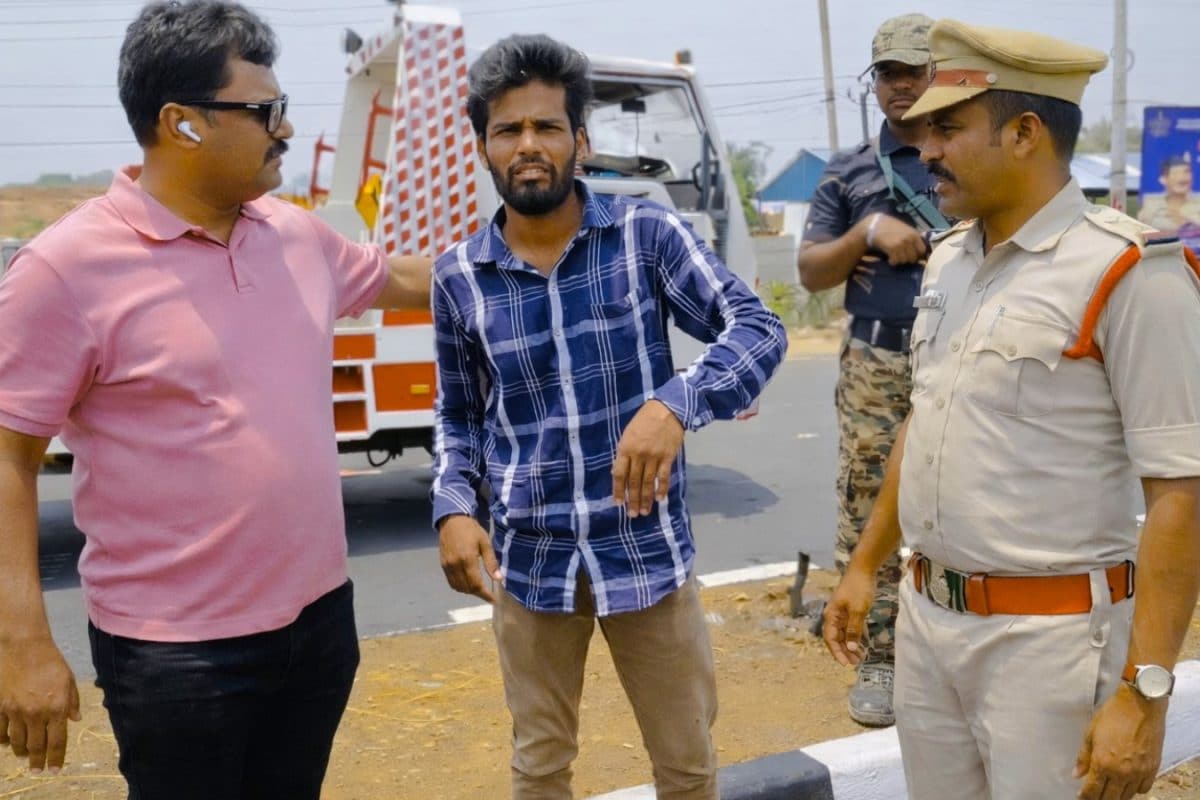 Vizianagaram: రోడ్డు ప్రమాదంలో గాయపడిన వ్యక్తికి సాయం చేసిన విజయనగరం పోలీసులు